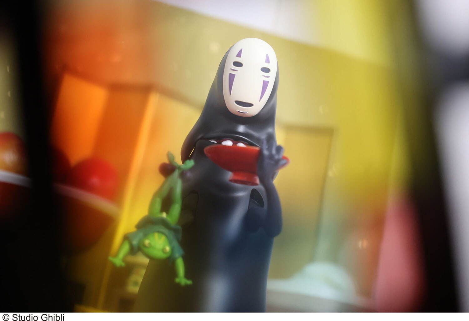 スタジオジブリ作品『千と千尋の神隠し』カオナシが“お金を食べる”新