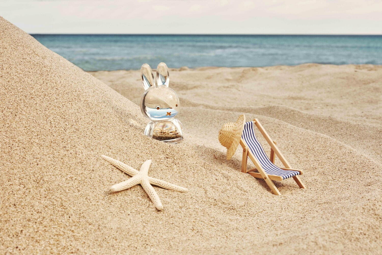 バカラ「ミッフィー」のクリスタル製オブジェ、瞳や口もとは金彩で表現