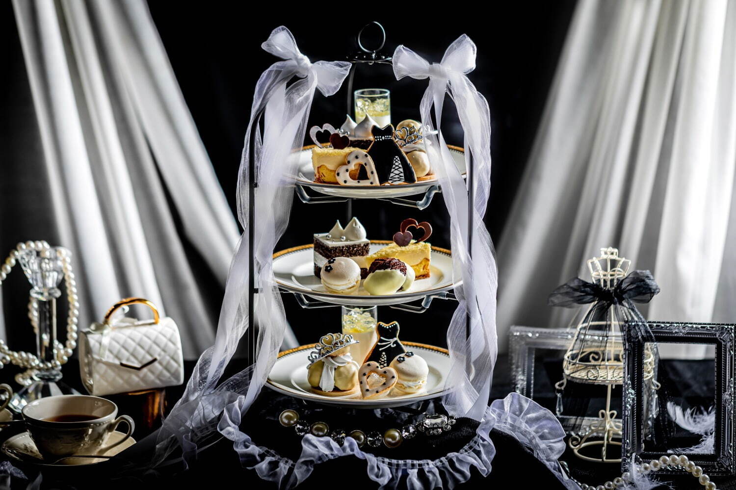 クラシカルレディーアフタヌーンティー」千葉で、ドレスやティアラなど