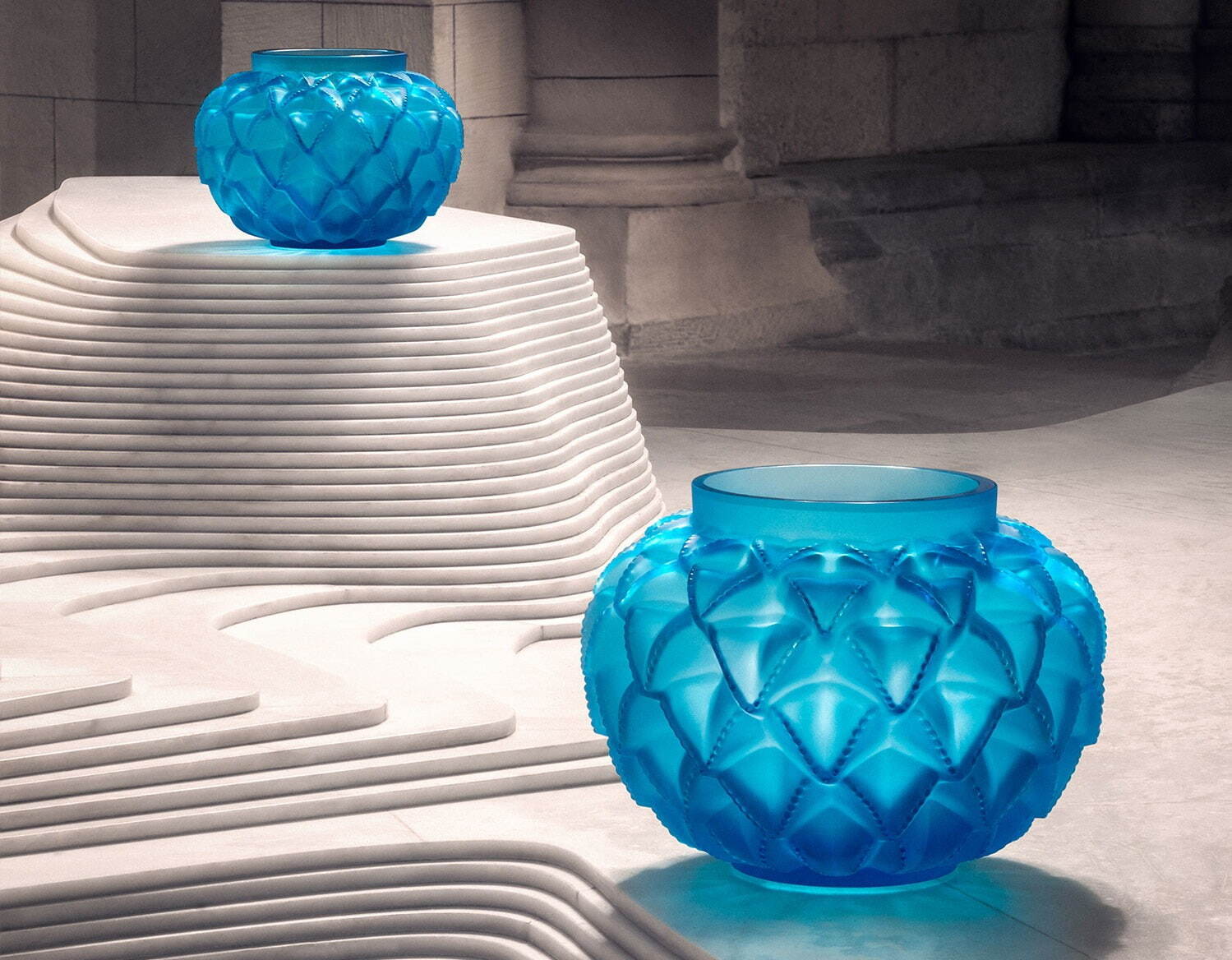 ラリックのアイコンピースが“鮮やかブルー”に、女神モチーフ＆万華鏡の