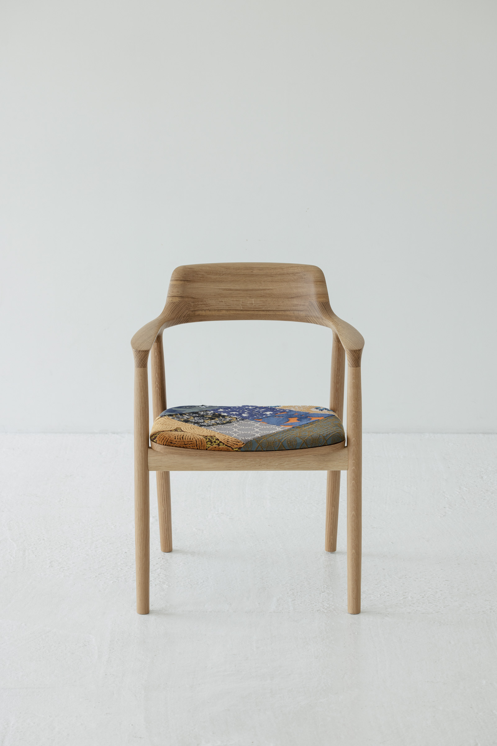 マルニ木工×ミナ ペルホネン パッチワークを施したアームチェアを発売