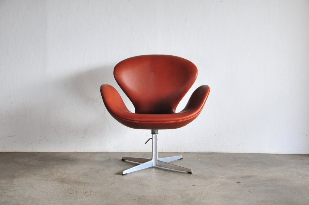 Fritz Hansen Arne Jacobsen Vintage Swan Chair 時を経ても色あせない