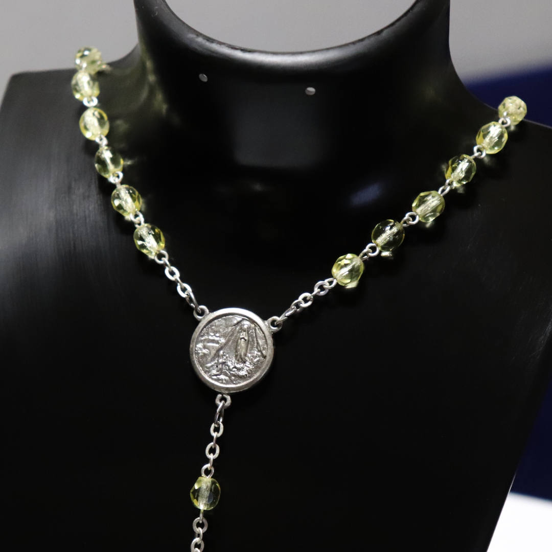 ヴィンテージチェコ製ガラスビーズのロザリオ・ルルドの泉聖母マリアの