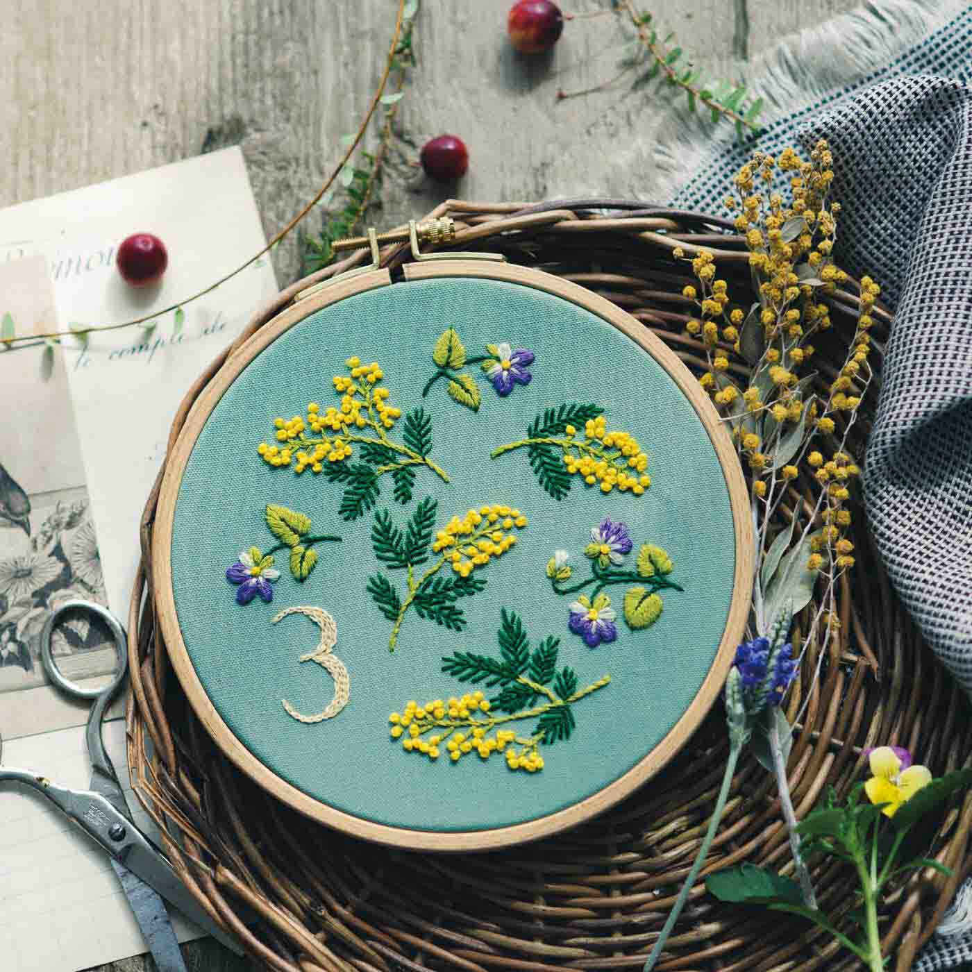 暦を彩る花を愛（め）でる 花や木の実のマンスリー刺しゅう｜Real