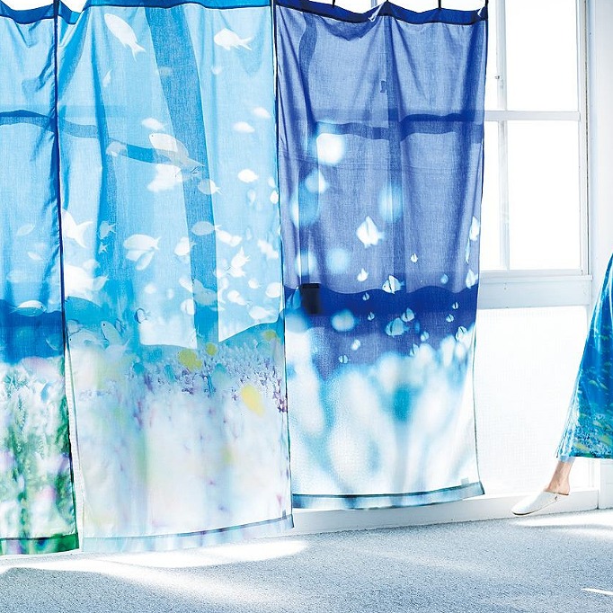 カーテンでお部屋を模様替え！ 窓いっぱいに、空と海を | Kraso