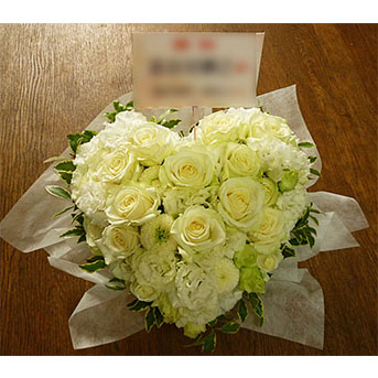 ハートのフラワーアレンジ - 東京へ贈るスタンド花ならフラワー