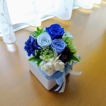 ブルーローズのプリザーブドフラワー（クリアケース入り） - 東京へ