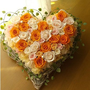 ハートのフラワーアレンジ - 東京へ贈るスタンド花ならフラワー