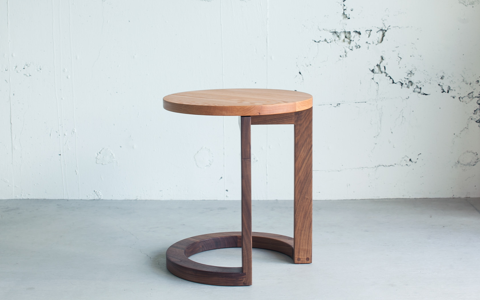 美しい円型の2種の無垢材を使用したWK30 サイドテーブル | その他