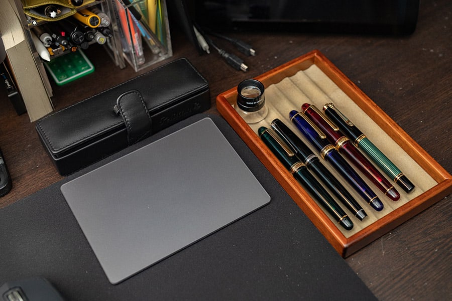 万年筆が映える！6本並べて机に置ける豊岡クラフトのペントレイ