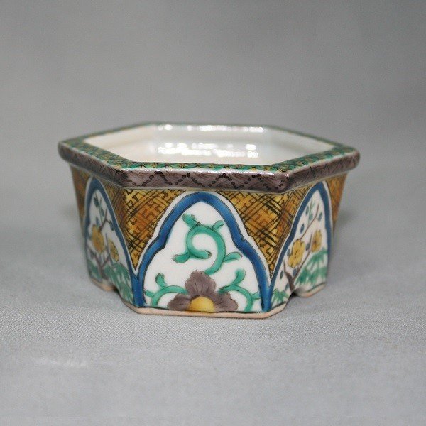 和鉢の販売通販専門店：九谷焼(瑛生)枠取り花唐草文様2.5号六角鉢/FROM