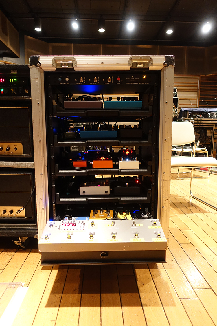 現在、全国ツアー中のONE OK ROCKのギタリストTORU氏の最新機材をご