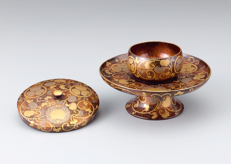 葵紋牡丹紋二葉葵唐草蒔絵茶碗台 同蓋 | 天璋院篤姫の婚礼調度 | 収蔵