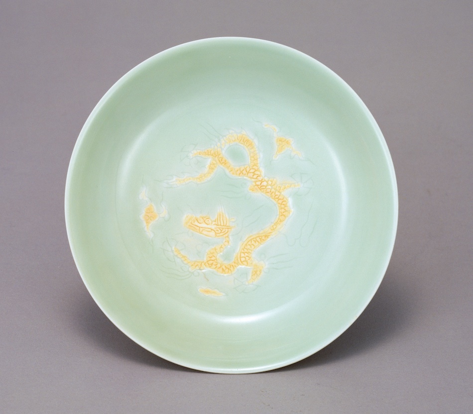 白磁龍文盤 | 景徳鎮窯 | 収蔵品詳細 | 作品を知る | 東京富士美術館