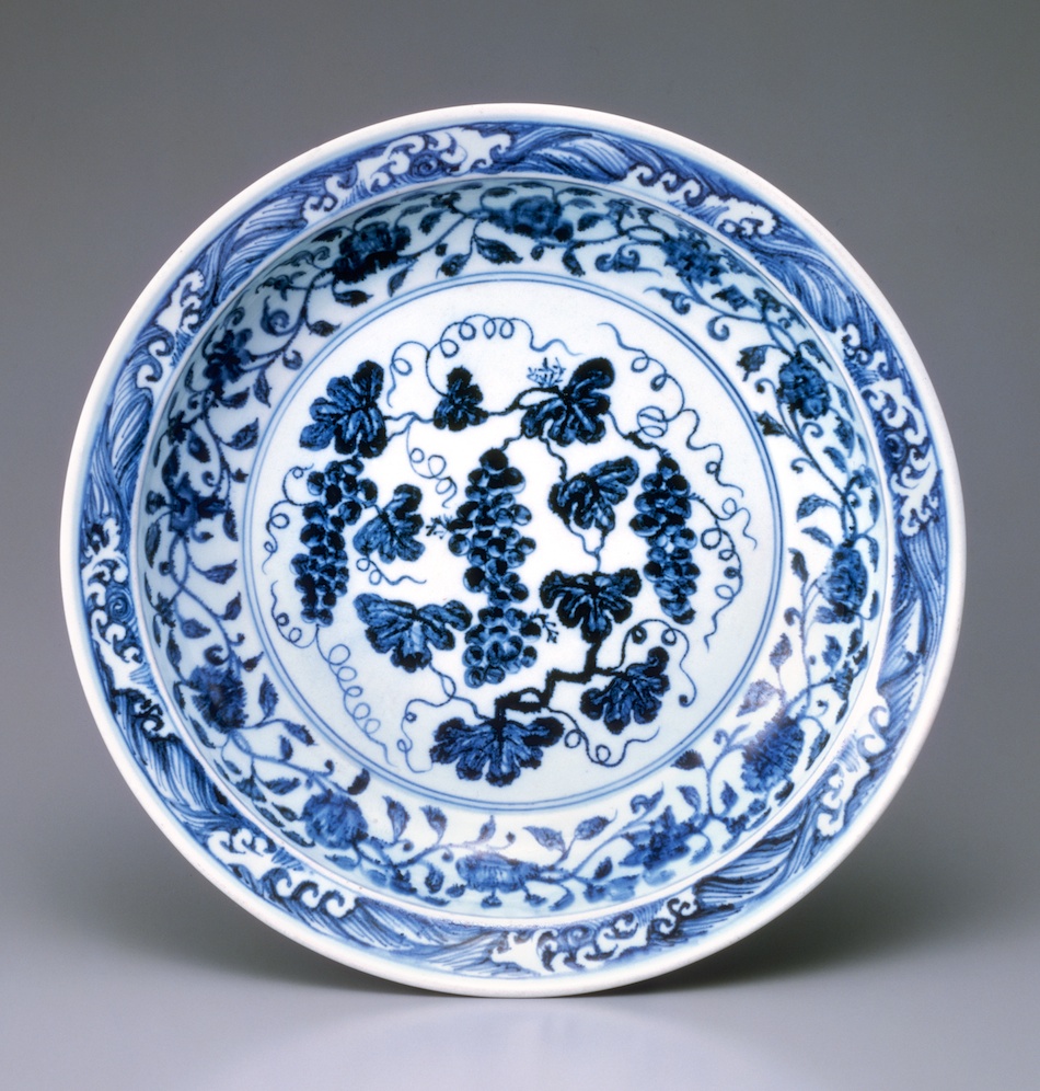 青花葡萄文盤 | 景徳鎮窯 | 収蔵品詳細 | 作品を知る | 東京富士美術館