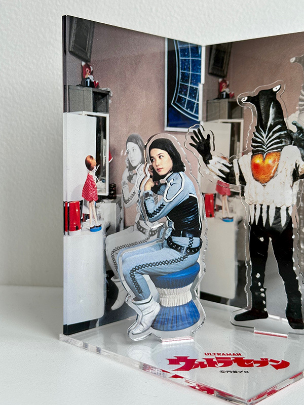 ウルトラ警備隊・友里アンヌ隊員×台座付きアクリルフィギュア 2（円谷