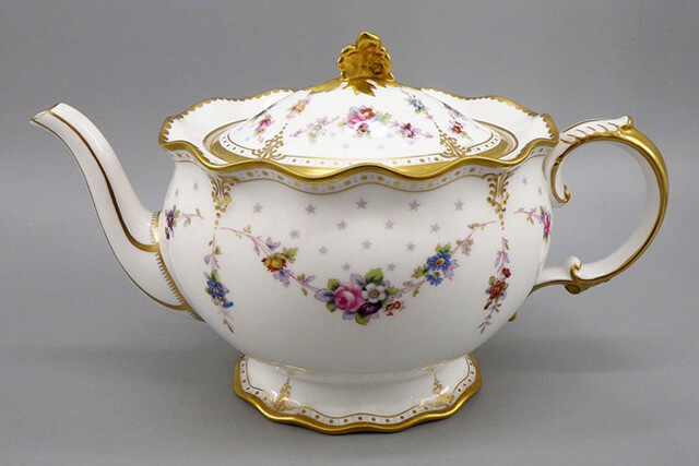 ロイヤルクラウンダービーとは？アントワネットはどのような食器