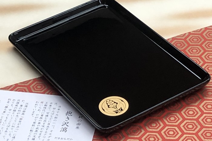 家紋入り切手盆｜越前塗8寸(丸に抱き沢潟) | 袱紗（fukusa）