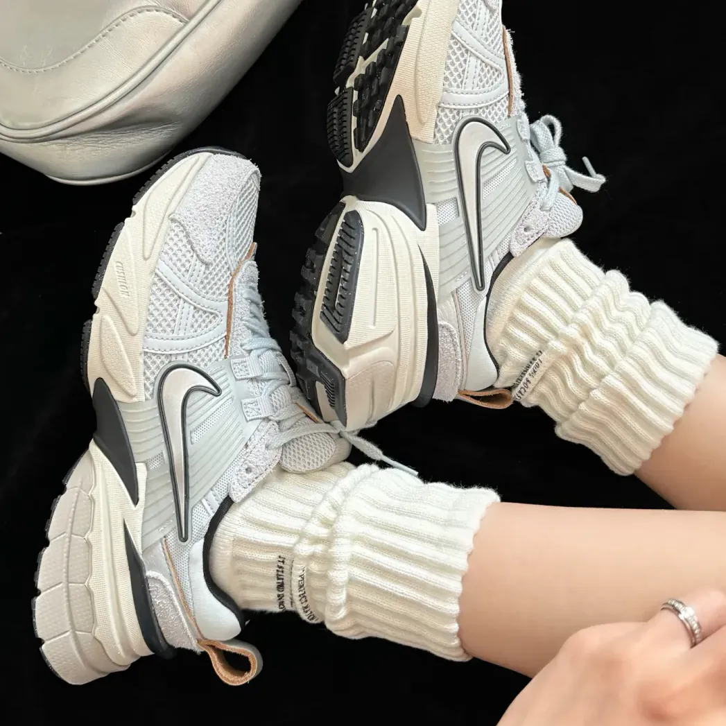 2024年 6/9 発売】NIKE WMNS V2K RUN “Platinum Platinum/Light Bone