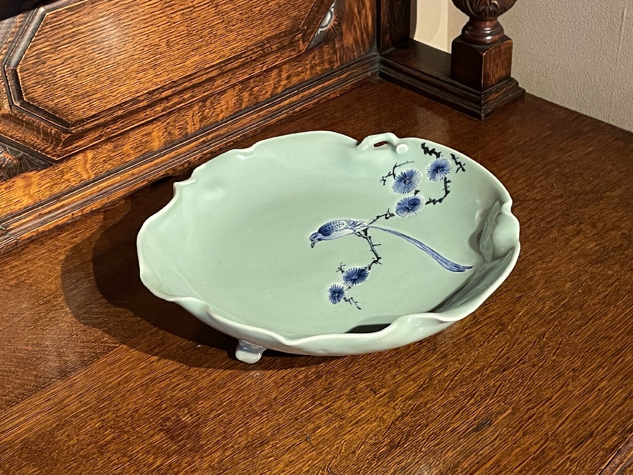 ギャラリー安原 / ご売約 柿右衛門 青磁染付 松鳥文三足葉形大皿