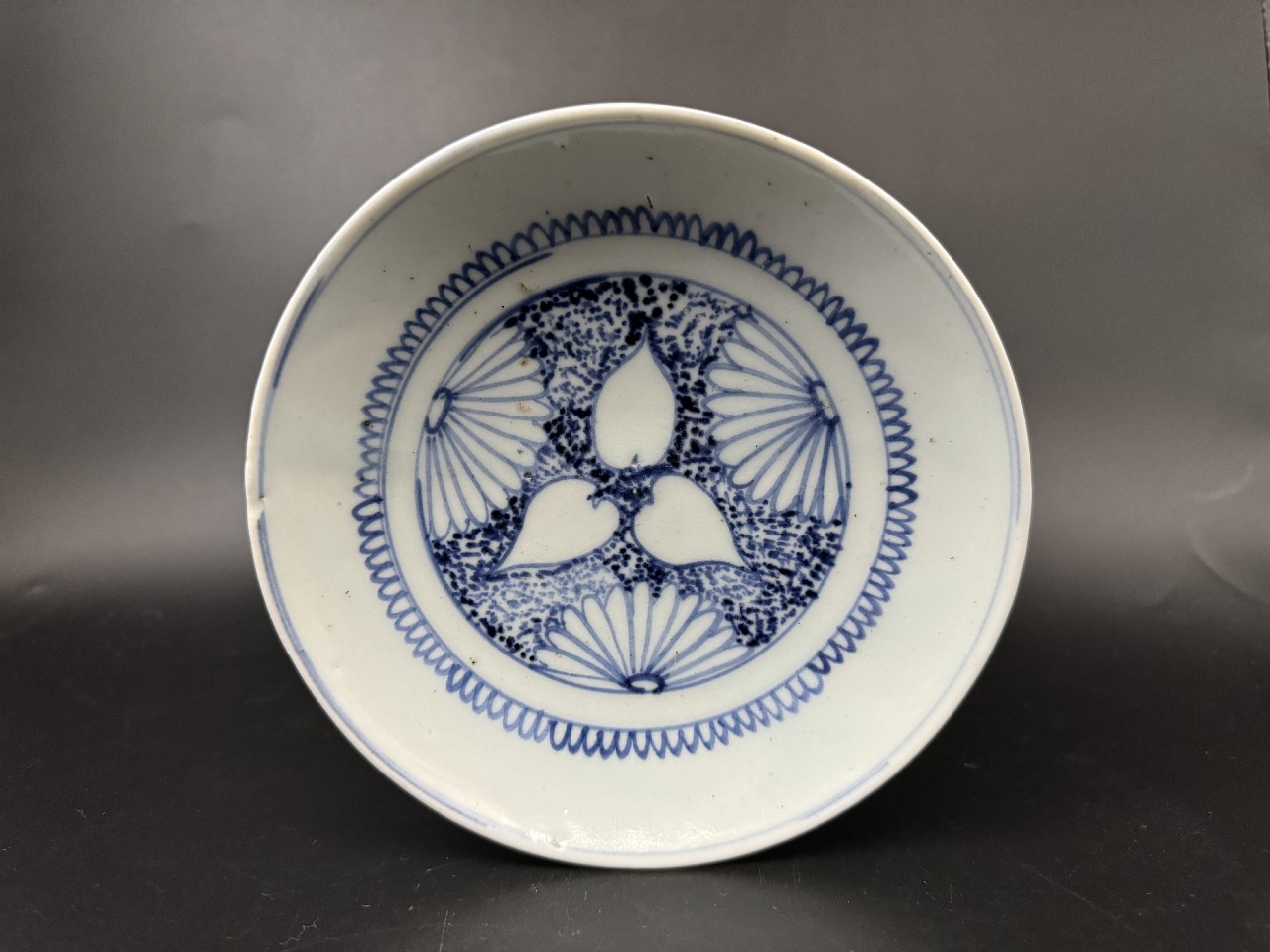 ギャラリー安原 / ご売約 初期伊万里 点描 半菊文皿