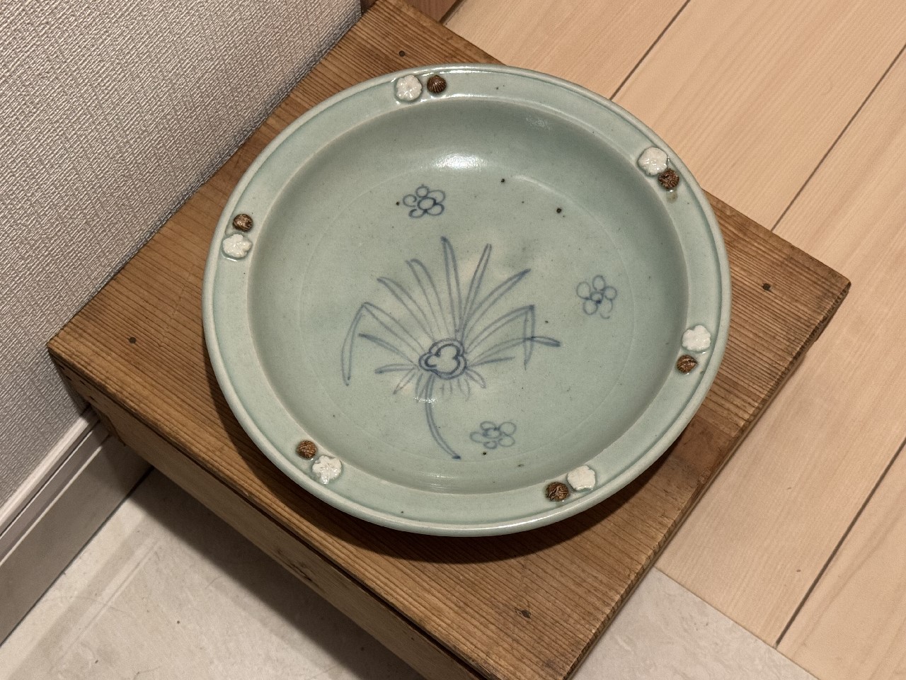 ギャラリー安原 / 初期伊万里 青磁染付 棕櫚文三足大皿