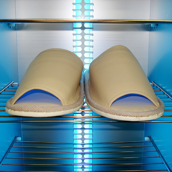 スリッパ殺菌ロッカー 殺菌線方式 | コトヒラ工業株式会社