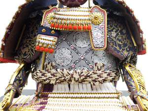 五月人形 鎧 / 鈴甲子雄山 / 金小札白糸褄取威の大鎧7号 – 人形の鯉徳