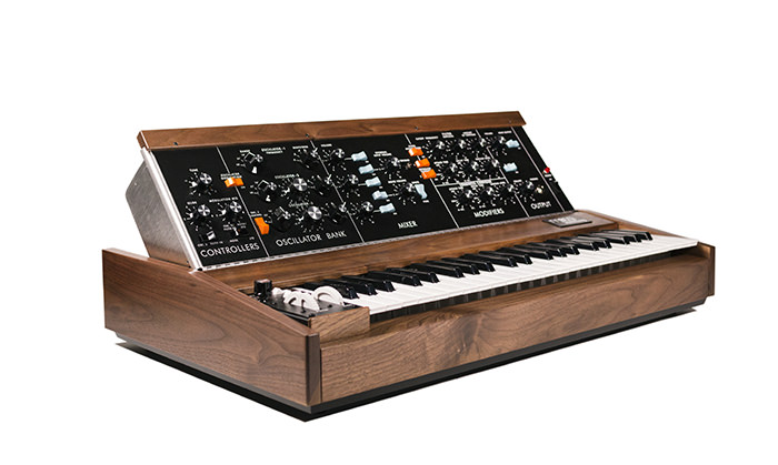 Minimoog Model D Walnut – moog