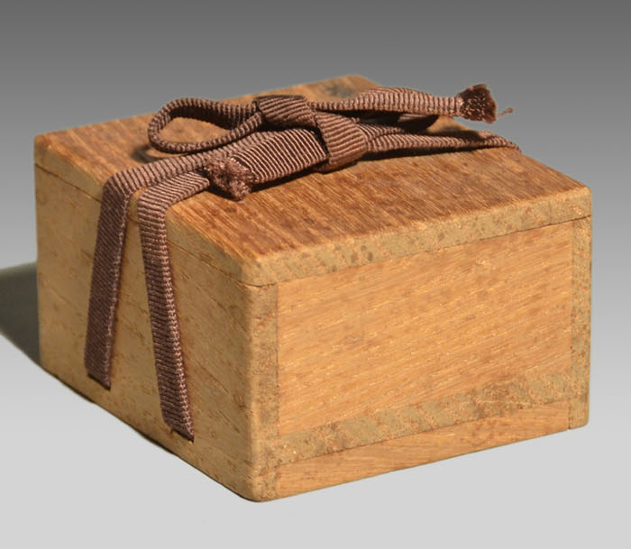 菊蒔絵 香合 長角 江戸中期頃 茶道具 金溜と内梨地 | 古美術ささき