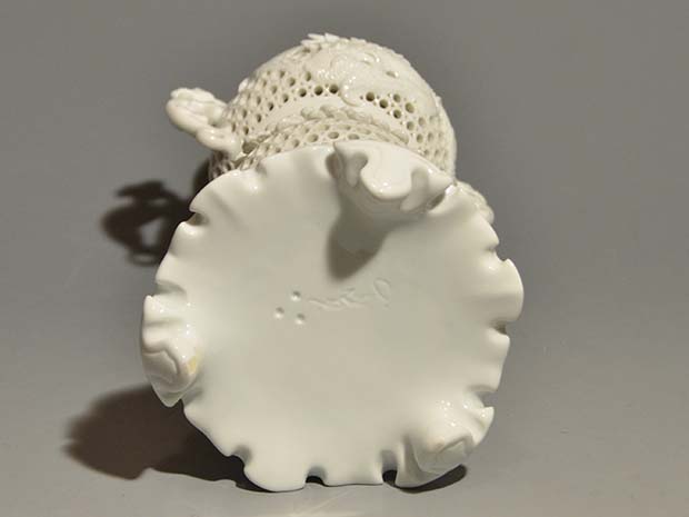 白磁籠目登龍彫透文香炉 十五代中里茂右衛門（作） 秀逸な作品 | 古