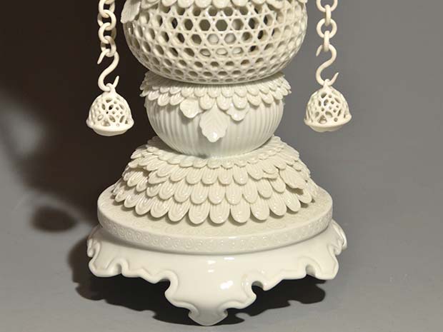 白磁籠目登龍彫透文香炉 十五代中里茂右衛門（作） 秀逸な作品 | 古