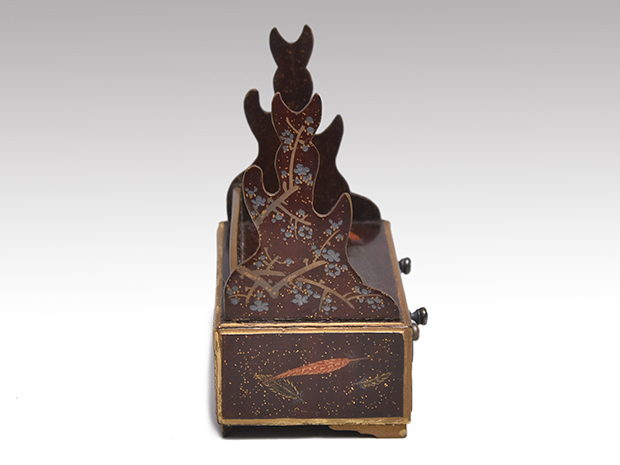 雛道具 紫檀刀掛 羽根蒔絵 大小刀付 明治時代 浅原革世氏旧蔵品 | 古