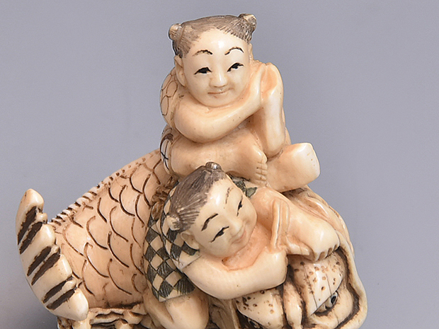 象牙現代根付 魚に乗る唐子 銘「宏之」 | 古美術ささき