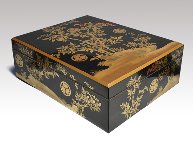 三つ葉葵文に南天蒔絵 料紙箱 内側、梨地に流水扇面蒔絵 江戸時代 | 古