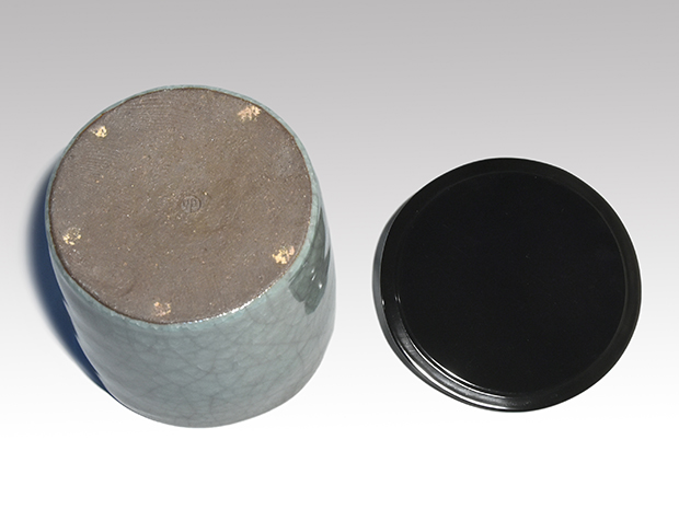 清水卯一（作） 青磁貫入水指 共箱 誂え蓋付 | 古美術ささき