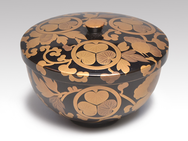 徳川家 三つ葉葵紋に牡丹唐草蒔絵蓋付椀 内銀張り 江戸中期頃 | 古美術