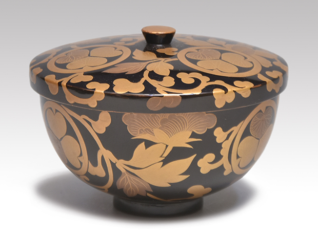 徳川家 三つ葉葵紋に牡丹唐草蒔絵蓋付椀 内銀張り 江戸中期頃 | 古美術