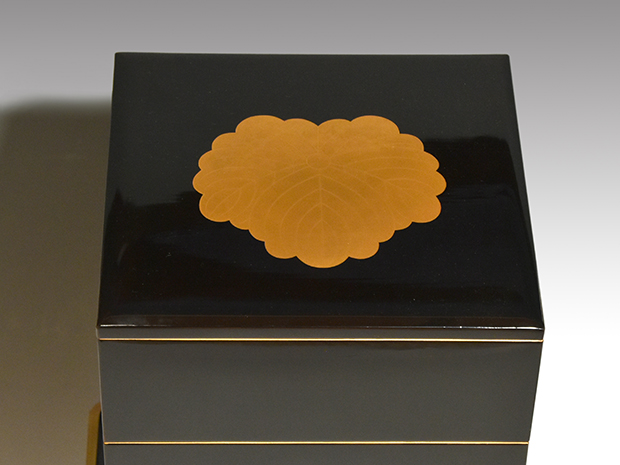 蔦家紋付 重箱 蝋色八寸 4段 蓋2枚 台座付 吉田金年（作) 共箱 | 古