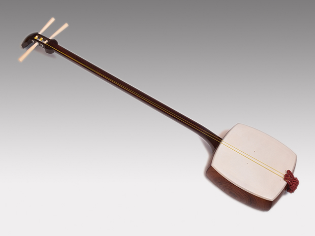 三味線 長唄用 トチ紅木 虎府 一本溝金細 象牙糸巻き付 象牙駒4 | 古