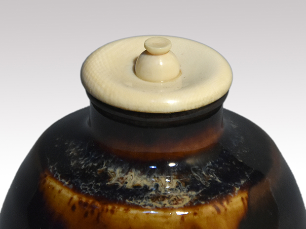 丸壷茶入 桶谷定一（作) 共箱 象牙蓋 仕服（扇面宝尽) | 古美術ささき