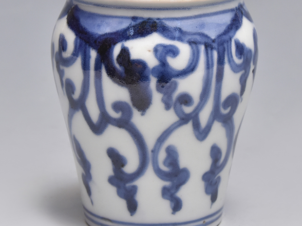 古伊万里（藍九谷様式）染付瓔珞文替茶器 象牙蓋付属 江戸時代中期頃