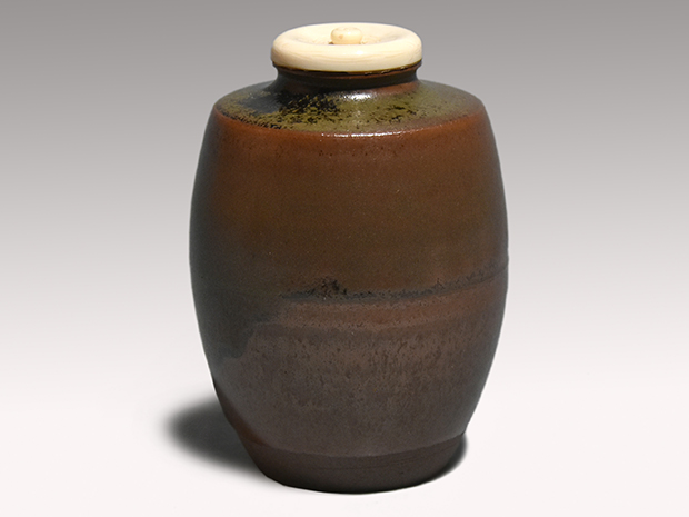 茶道具 茶入 信焼 肩衝形 伝統的な蓋 仕覆2点付