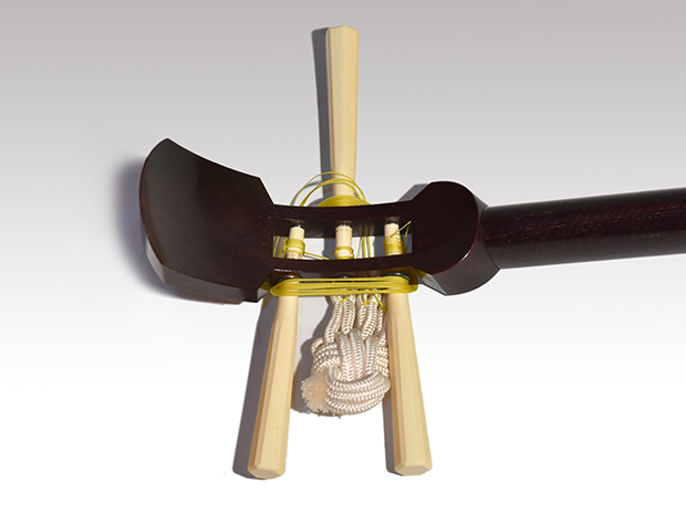 三味線 紅木 虎斑入り 金ほぞ 三つ折れ 胴は子持ち綾杉 象牙捻子付き