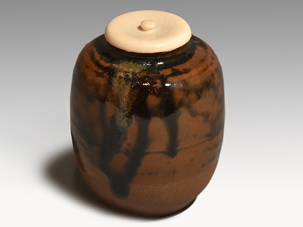 丹波飴釉肩衝茶入 市野豊治(作) 共箱 象牙蓋 仕服(間道) | 古美術ささき