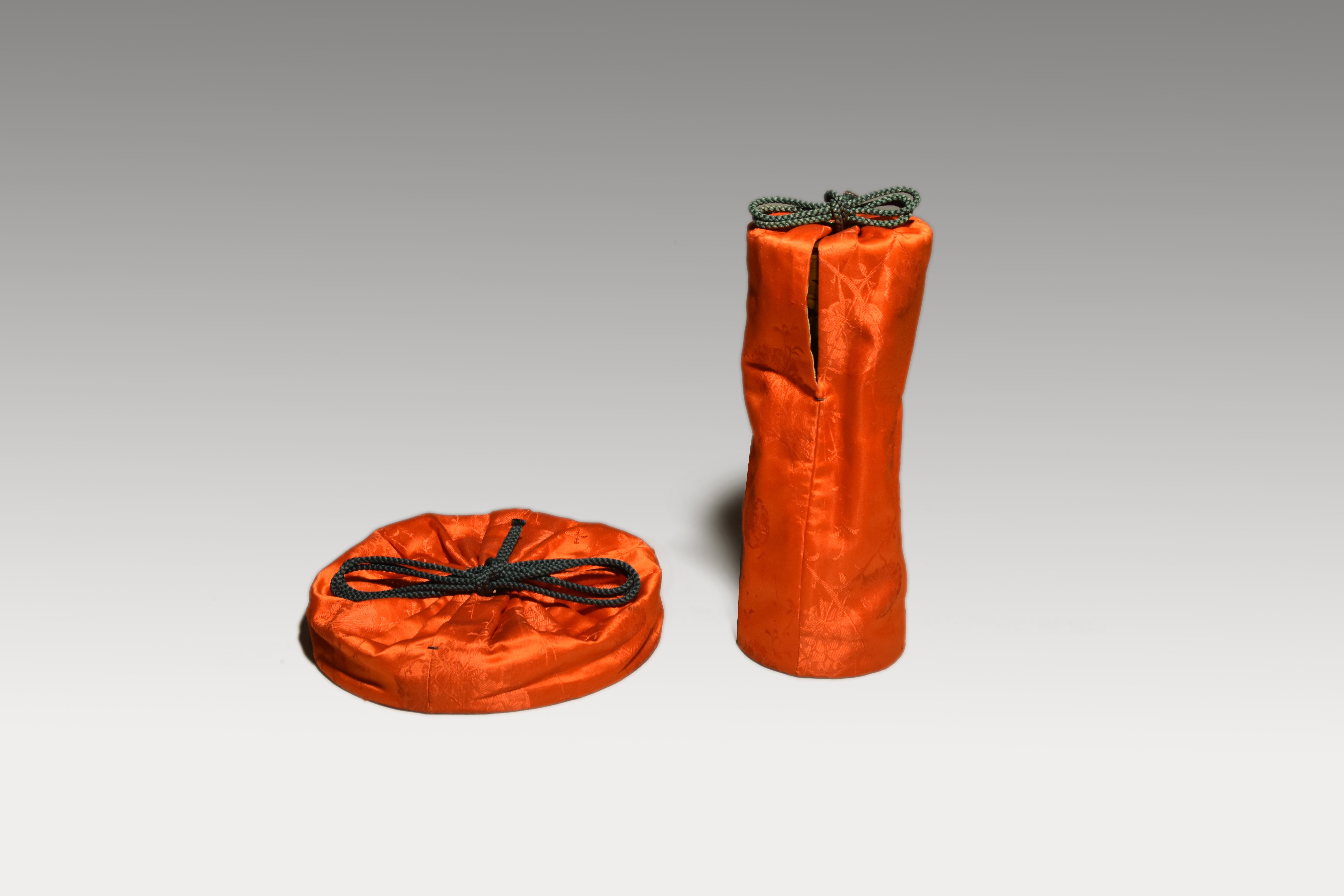 小鼓胴と皮一組 鳳凰に桐蒔絵胴 江戸中期頃 | 古美術ささき