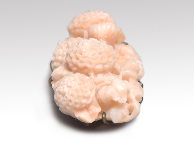 珊瑚 菊彫り 帯留 | 古美術ささき