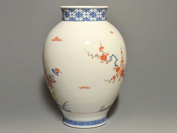 大作 十三代 酒井田柿右衛門（作）染錦鳥に梅牡丹図花瓶 高さ36cm 共