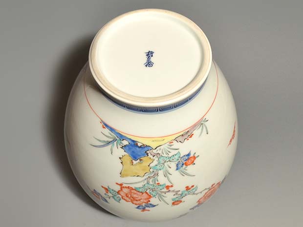 大作 十三代 酒井田柿右衛門（作）染錦鳥に梅牡丹図花瓶 高さ36cm 共