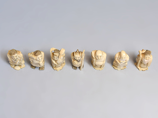 象牙 七福神置物 銘、光之 台付 | 古美術ささき